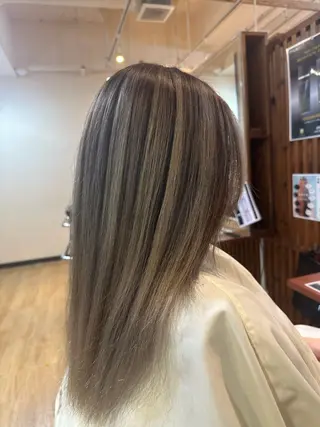 セミロング カラー デザインカラー／ ハイトーン／竹井俊介のヘアスタイル