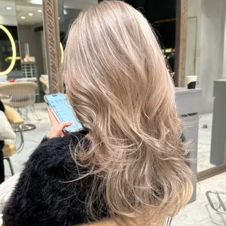 ロング カラー Ma cherie by Lond所属・ハイトーン/ ミルクティーAikaのヘアスタイル