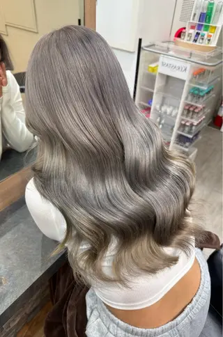 セミロング lapis  Rie シールエクハイトーンのヘアスタイル