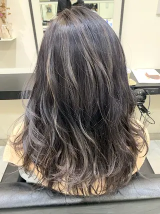 カラー 喜友名 泉樹のヘアスタイル