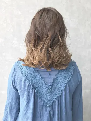 ミディアム カラー TOMOYAレイヤー ブリーチ縮毛矯正のヘアスタイル