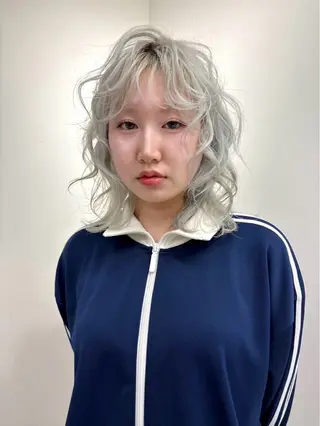 ミディアム カラー ヘアアレンジ のん🎀ハイトーン/ レイヤーカット🐳のヘアスタイル