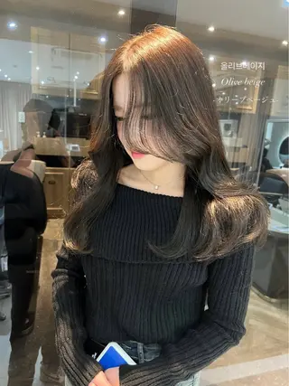 セミロング カラー 韓国🇰🇷レイヤー 映える顔周り🩷のヘアスタイル