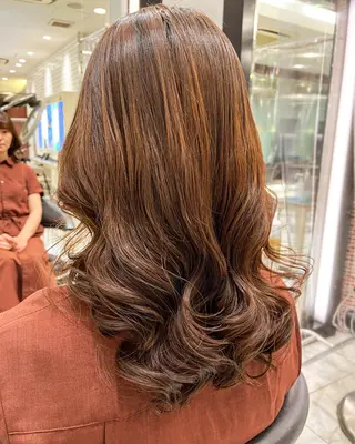 セミロング パーマ 波巻きウェーブ 韓国風パーマ 纐纈のヘアスタイル