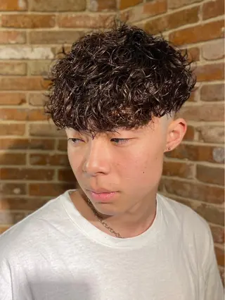 ミディアム パーマ メンズ EN  Barber shop 渋谷　青山通り本店所属・猪井 明のヘアスタイル
