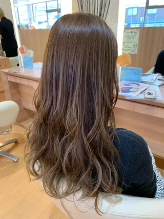 セミロング カラー 越智 咲穂のヘアスタイル