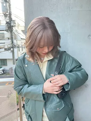 カラー ミルクティーベージュ ブリーチ🖤サヤカのヘアスタイル