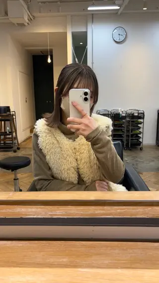 ミディアム カラー mina / 透明感ベージュカラーのヘアスタイル