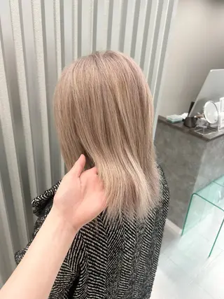 セミロング あやめ🪽 オリーブ/ハイトーンのヘアスタイル