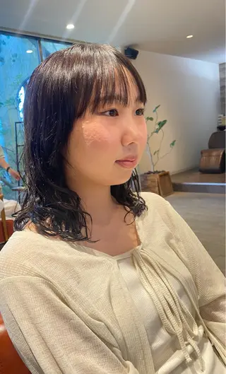 ミディアム パーマ 岡田 真弥のヘアスタイル