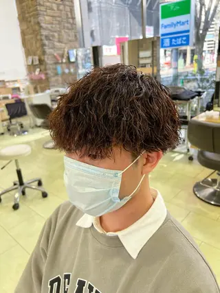 ショート パーマ メンズ ﾎｯﾄﾍﾟｯﾊﾟｰ に移行中【かな】のヘアスタイル
