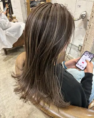 ロング カラー ブリーチ＆ハイライト デザイン艶カラーみくのヘアスタイル