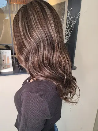 セミロング カラー ブリーチカラー🌈 嘉名 真樹のヘアスタイル