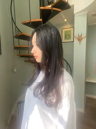ロング atelier doux dimanche（アトリエ・ドゥー・ディマンシュ）所属・Fukamiレイヤー 透明感カラーのヘアスタイル