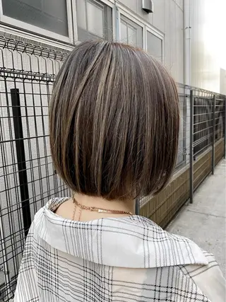 ショート カラー 白髪ぼかし バレイヤージュ志鎌のヘアスタイル