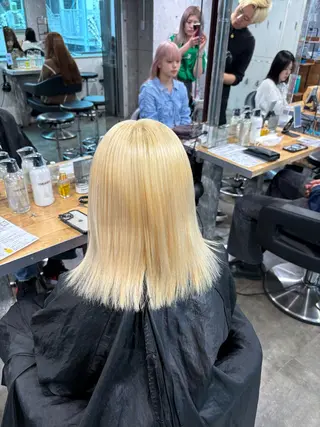 ロング カラー ハイトーン特化美容師 🌈ケアブリーチのヘアスタイル