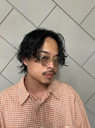 ミディアム メンズパーマ 岩成健志郎のヘアスタイル
