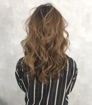 セミロング カラー TOMOYAレイヤー ブリーチ縮毛矯正のヘアスタイル