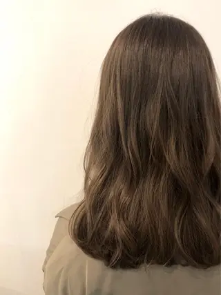 ミディアム カラー 本田 静莉奈のヘアスタイル