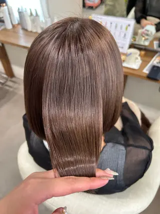 ミディアム カラー shu ブラウンピンクカラーのヘアスタイル