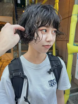 ショート パーマ グレージュ× ボブ× ハイトーン　前田隆太のヘアスタイル