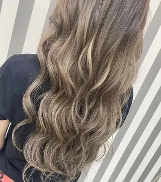 カラー ロング ブリーチカラー🌈 嘉名 真樹のヘアスタイル