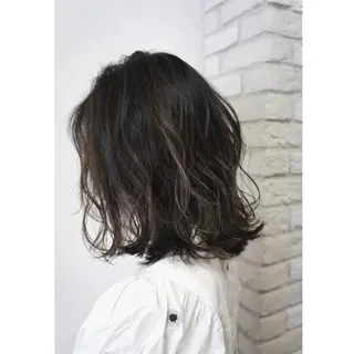 ミディアム 山本 茉希のヘアスタイル