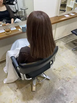 ミディアム カラー MIOベージュカラー 柔らかいカラーのヘアスタイル