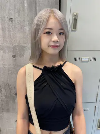 セミロング カラー TENSHO 原宿　ハイトーンのヘアスタイル