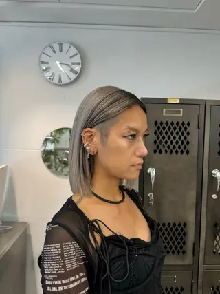 ミディアム INORI|艶カラ ー|フェイスレイヤーのヘアスタイル