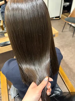 セミロング カラー 亀井 結夏のヘアスタイル