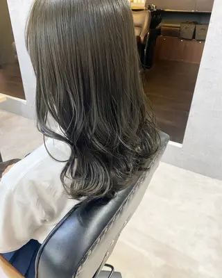 ミディアム 透明感/グレージュ/ MOMOKO🩵のヘアスタイル