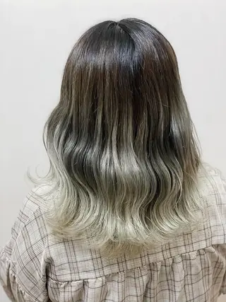 セミロング カラー "PEPPU "所属・派手髪、ハイトーン ショートヘアShinのヘアスタイル