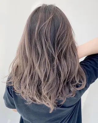 セミロング 白髪ぼかし　/ ️艶カラー特化/矢澤のヘアスタイル
