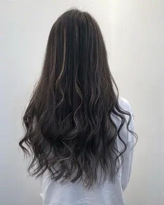 カラー Ruang所属・ツノガイ エリのヘアスタイル