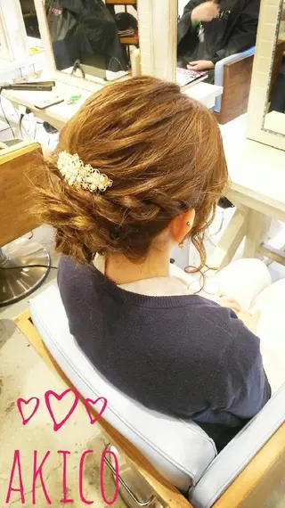 ミディアム ヘアアレンジ LUXBE GALLERY なんば駅前店所属・ラックスビーギャラリ ー AKICOのヘアスタイル