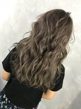 セミロング カラー TOMOYAレイヤー ブリーチ縮毛矯正のヘアスタイル