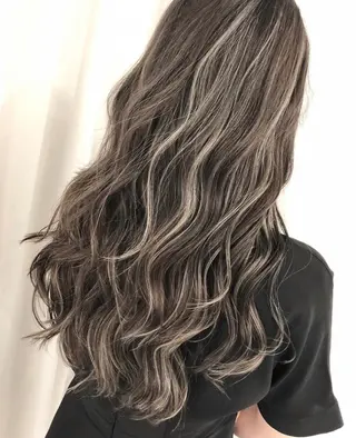 ミディアム 白いハイライト🤍 タナカリョウスケのヘアスタイル