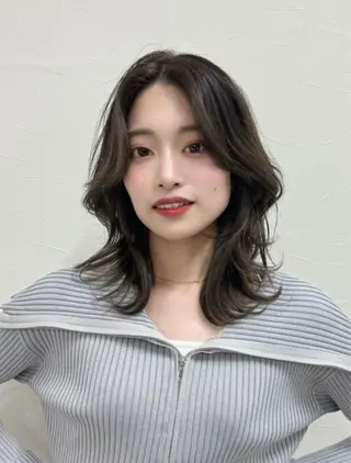 ミディアム レイヤー/くびれ巻き 三好悠生のヘアスタイル