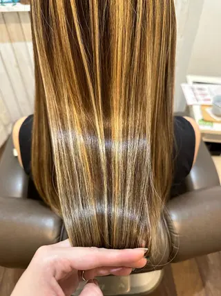 セミロング 髪質改善/艶髪/ 透明感カラー/サラのヘアスタイル