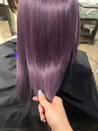 セミロング 耳つぼS認定講師 ×ハイトーンカラーのヘアスタイル