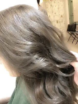 ロング カラー 嶋村夏実🌼レイヤー 🌸白髪ぼかしのヘアスタイル