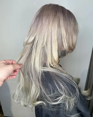 ロング カラー ハイトーン/レイヤー /ケアブリーチ石川治のヘアスタイル