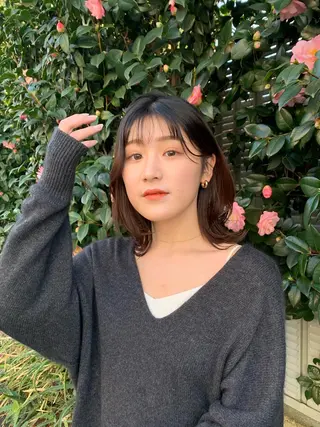 ミディアム 岡田 知佳のヘアスタイル