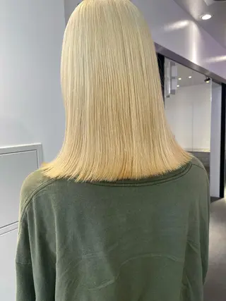 ミディアム カラー ヘアアレンジ 🎨ハイトーン/ 切りっぱなし みつきのヘアスタイル