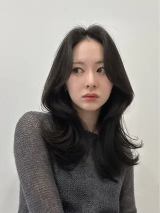 ミディアム カラー レイヤー/顔周り /透明感🩶高橋大のヘアスタイル