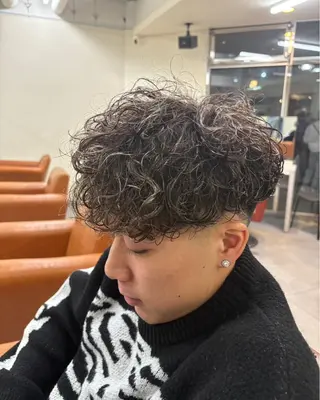 ショート カラー パーマ メンズ メンズ/パーマ/ 短髪/京都駅/井上光のヘアスタイル