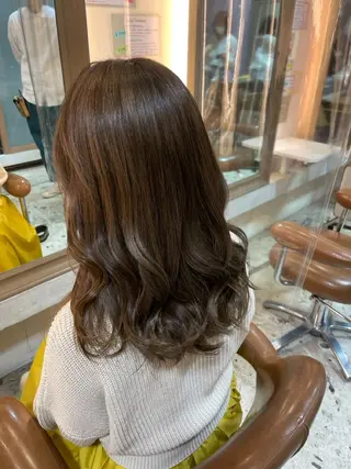 セミロング タツキ／レイヤー／ パーマ／艶カラーのヘアスタイル
