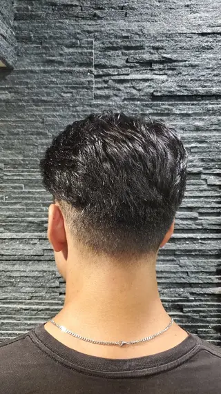 ショート ヒロ銀座プレミアムバーバー新宿店所属・髙司 哲伸のヘアスタイル