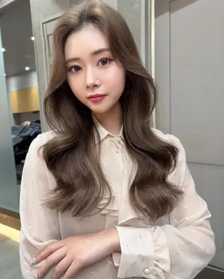 セミロング nene 艶カラーのヘアスタイル